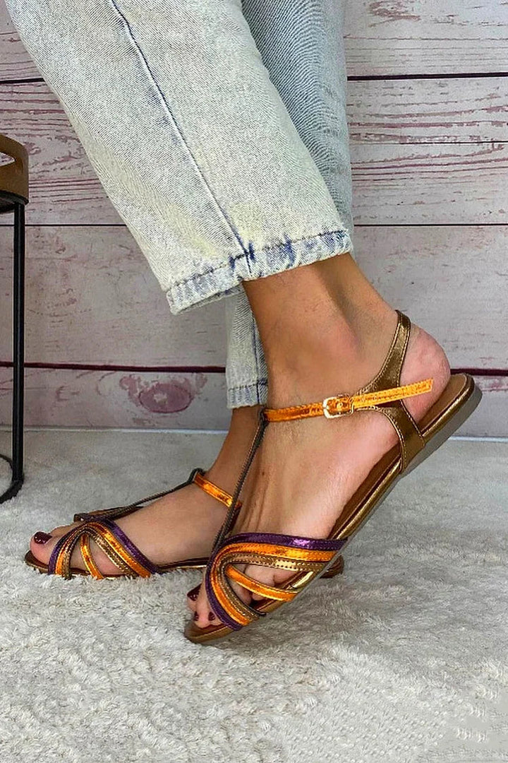 Kivara – Sandalen mit Knöchelriemen in Goldton