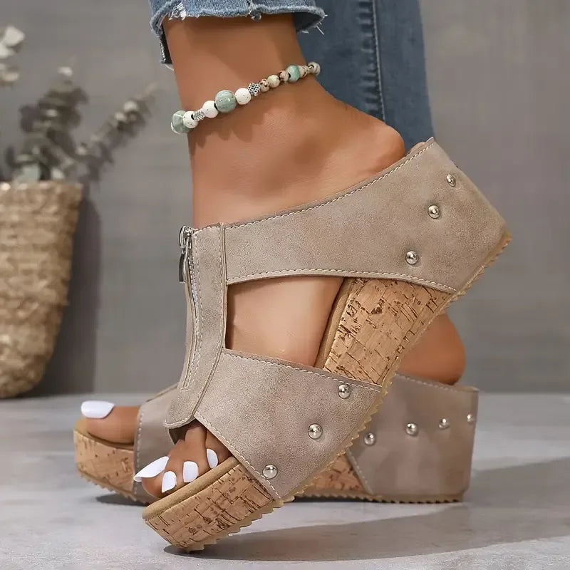 Velira – Keilsandalen aus Wildleder mit Reißverschluss