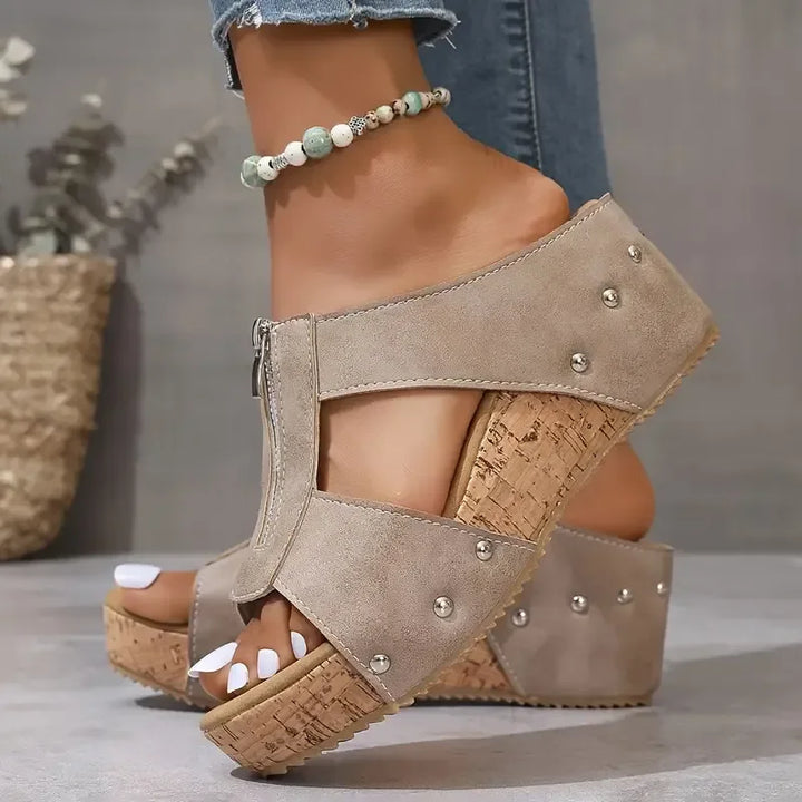 Velira – Keilsandalen aus Wildleder mit Reißverschluss