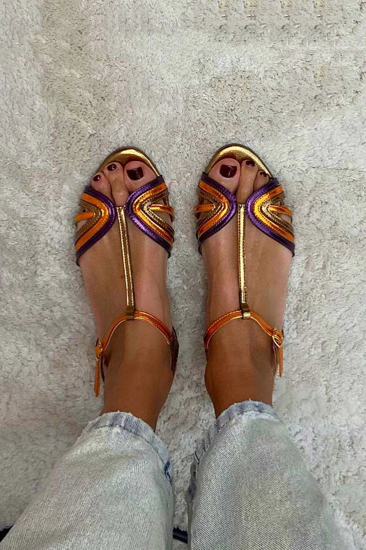 Kivara – Sandalen mit Knöchelriemen in Goldton