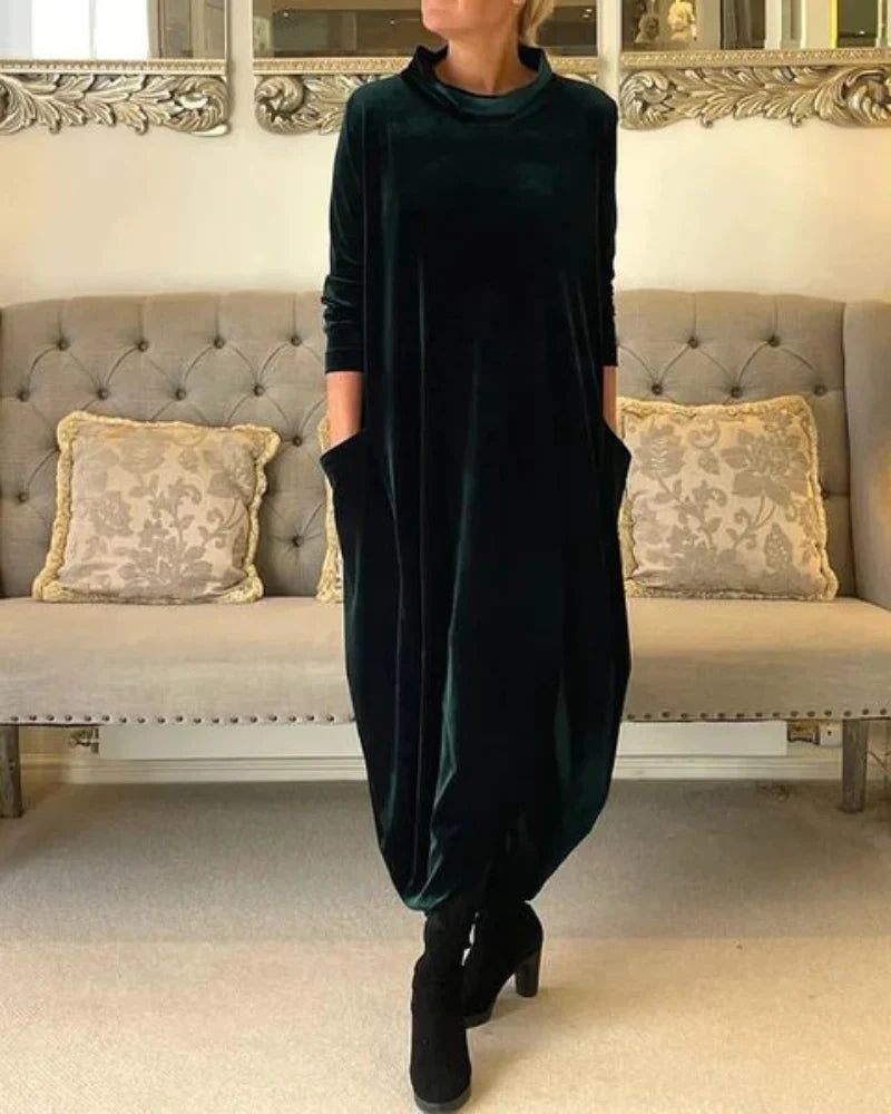 Avenya – Langes Samtkleid mit hohem Kragen