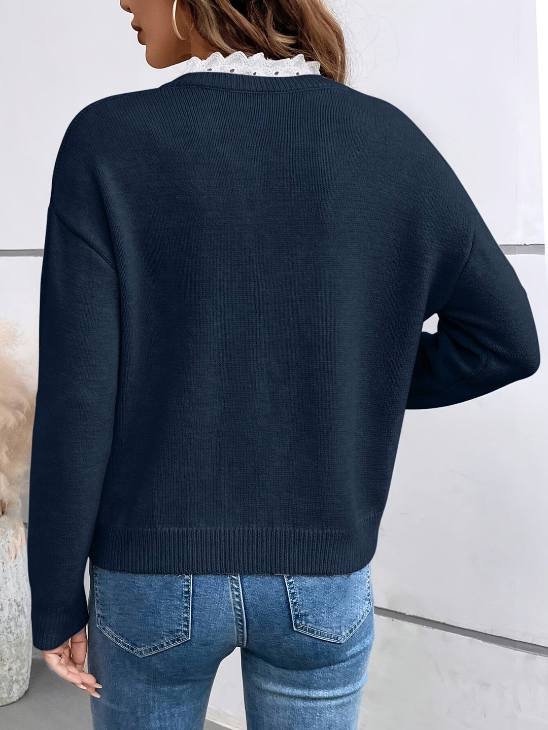 Mevara – Mit Spitzenbesatz und V-Ausschnitt – Strick-T-Shirt
