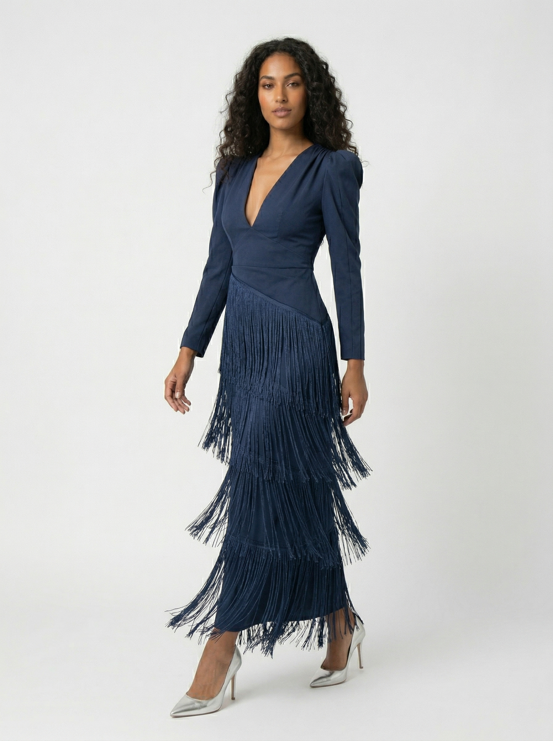Nalira – Diagonal befranstes Stretch-Strickkleid
