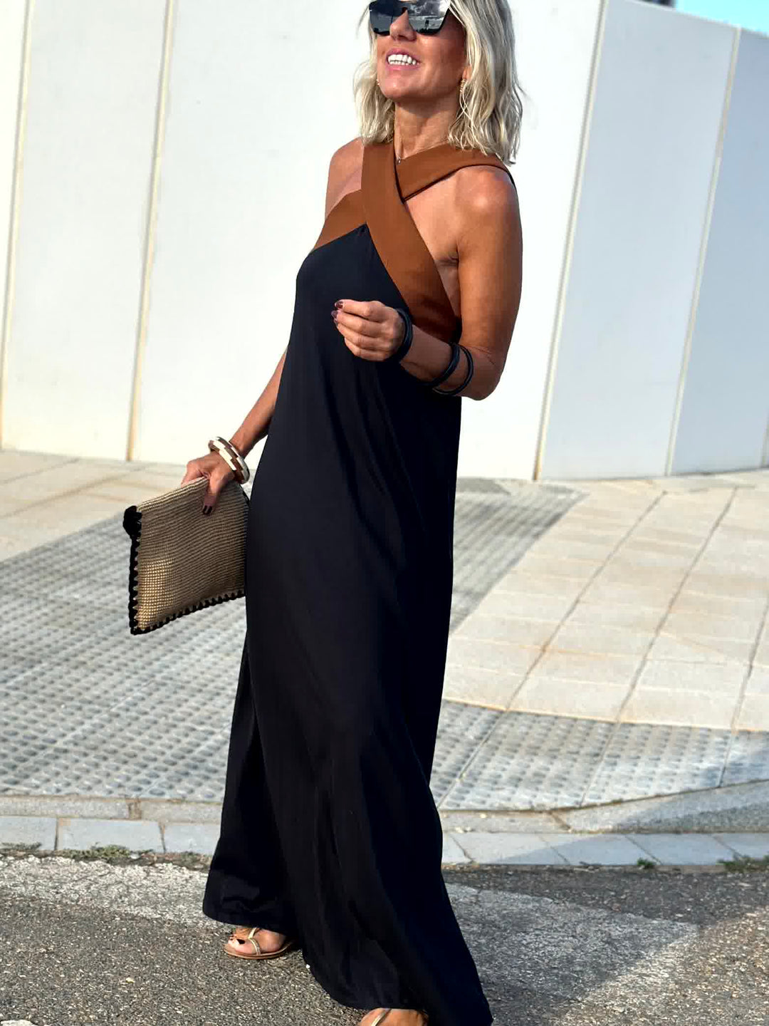 Seriva – Kleid mit überkreuztem Ausschnitt