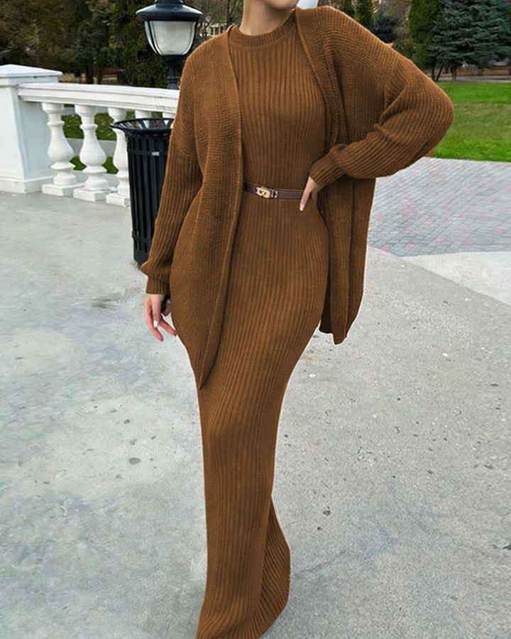 Nivara – Körperbetontes Rippenstrick-Set aus Kleid und Strickjacke