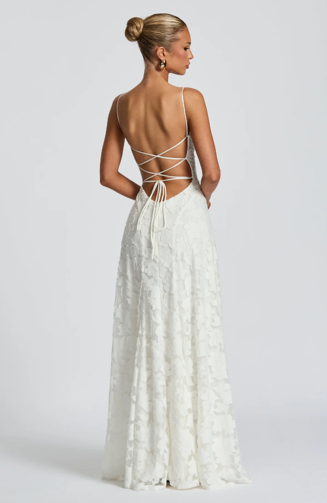 Nalevi – figurbetontes Spitzen-Maxikleid