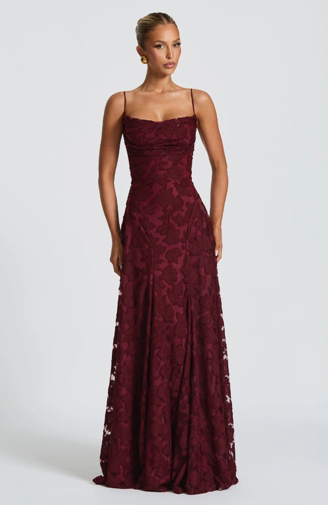 Nalevi – figurbetontes Spitzen-Maxikleid