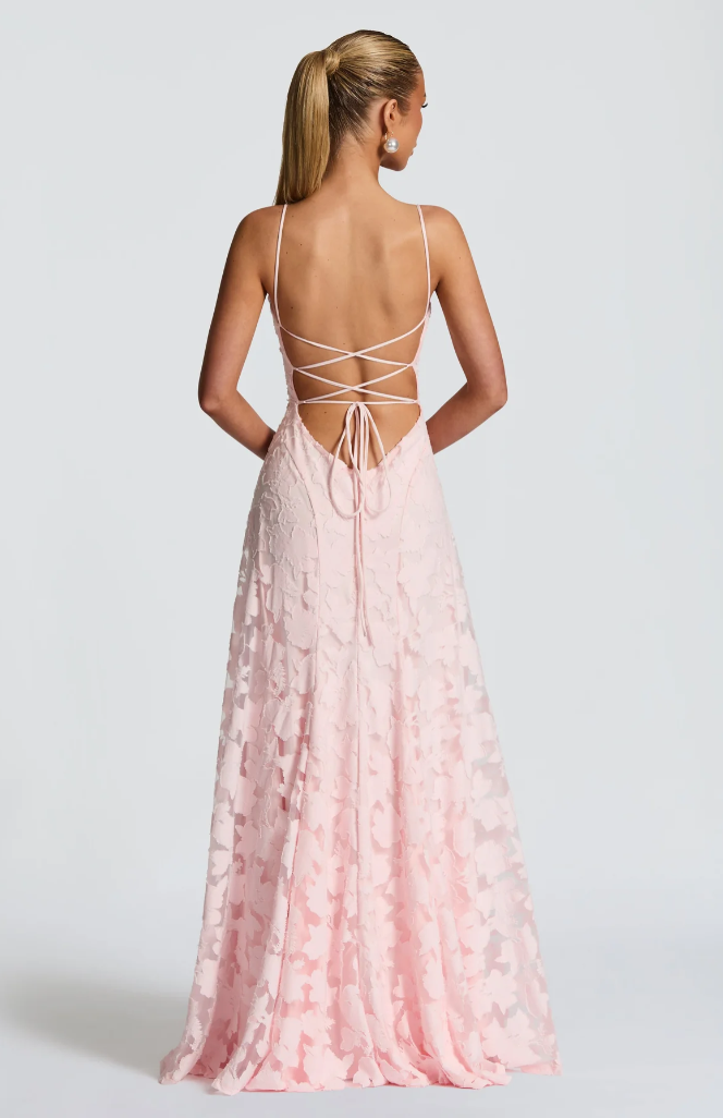 Nalevi – figurbetontes Spitzen-Maxikleid