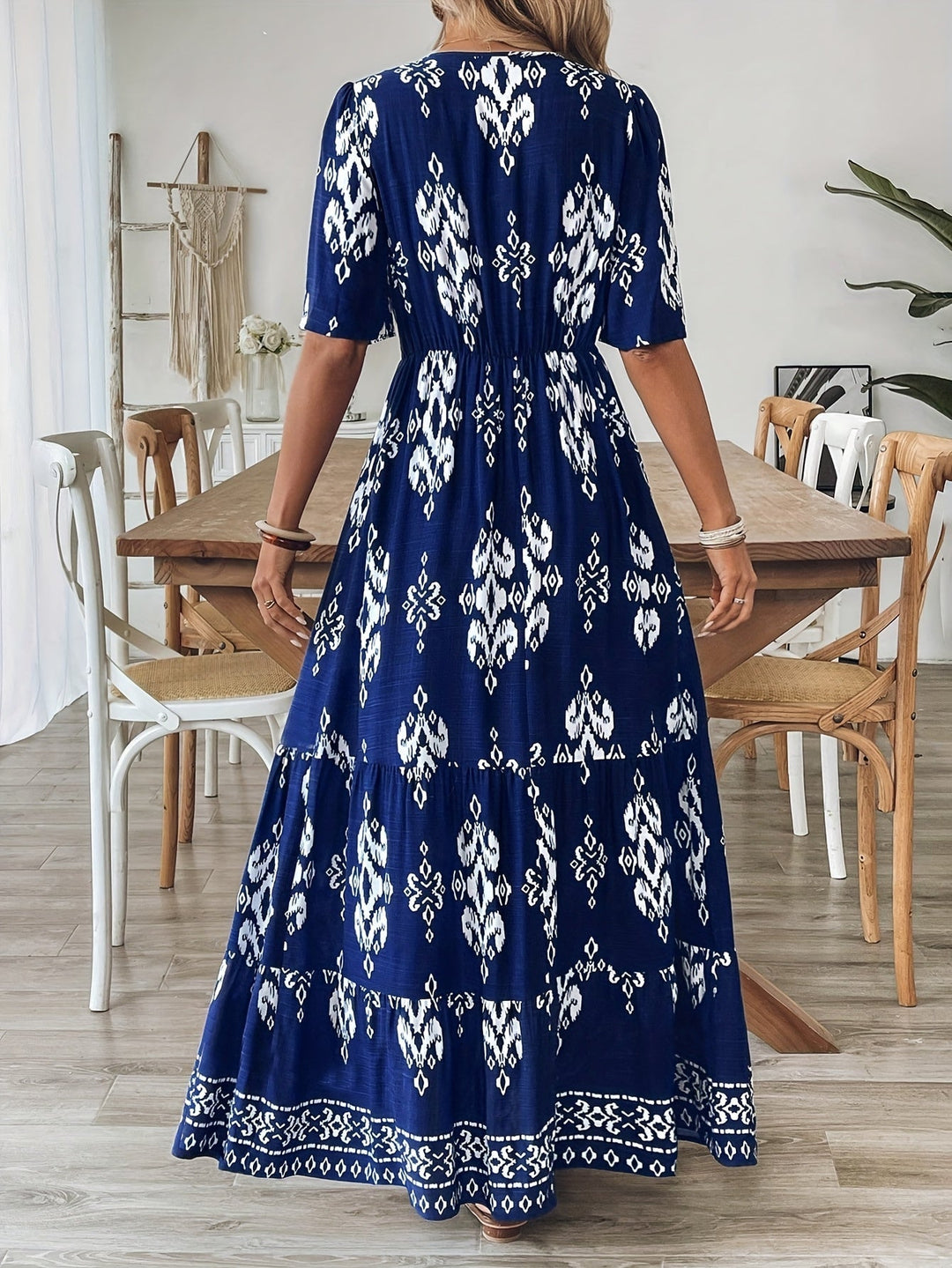 Nalira – V-Ausschnitt, bedrucktes Maxikleid
