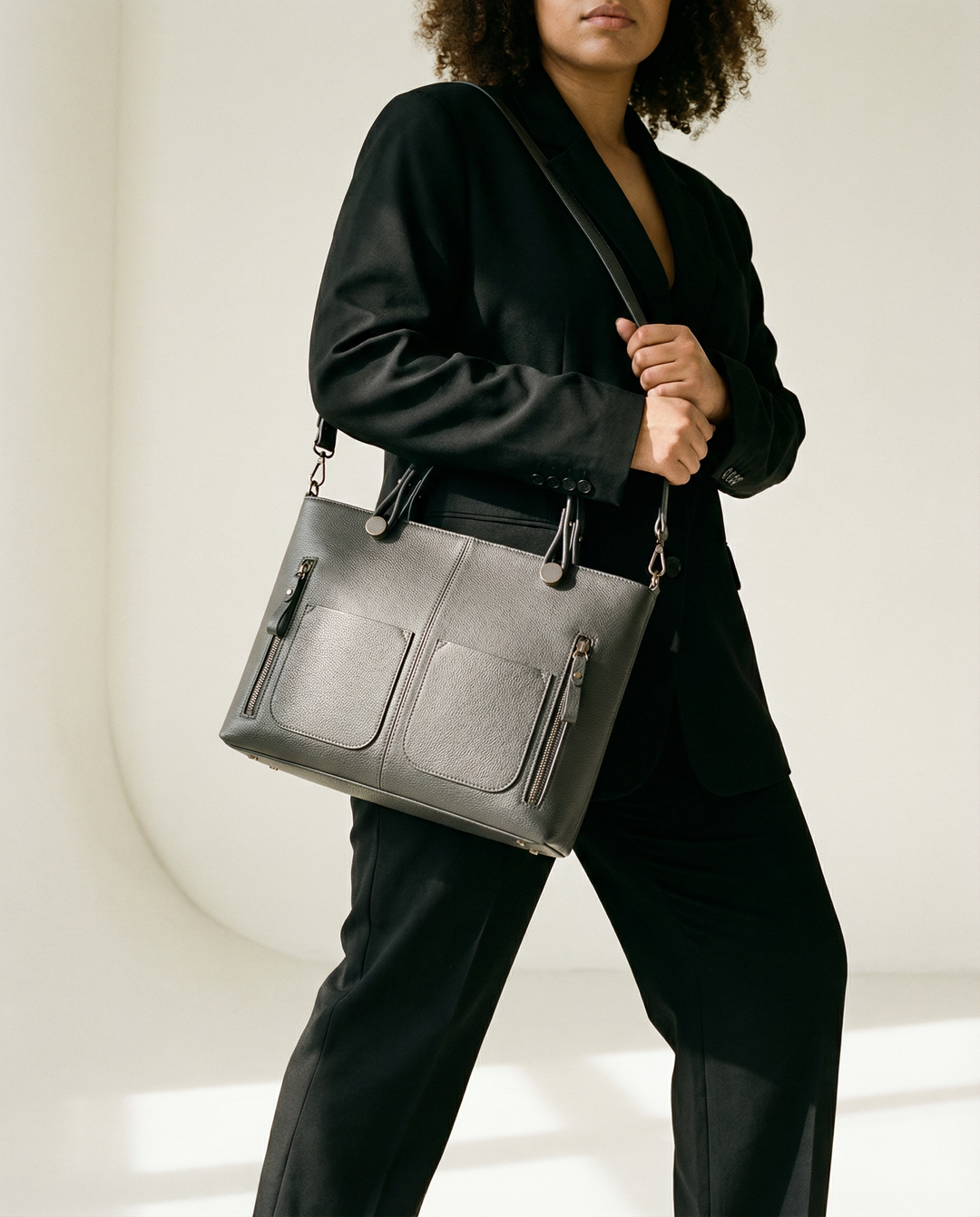 Geformte Echtleder-Schultertasche