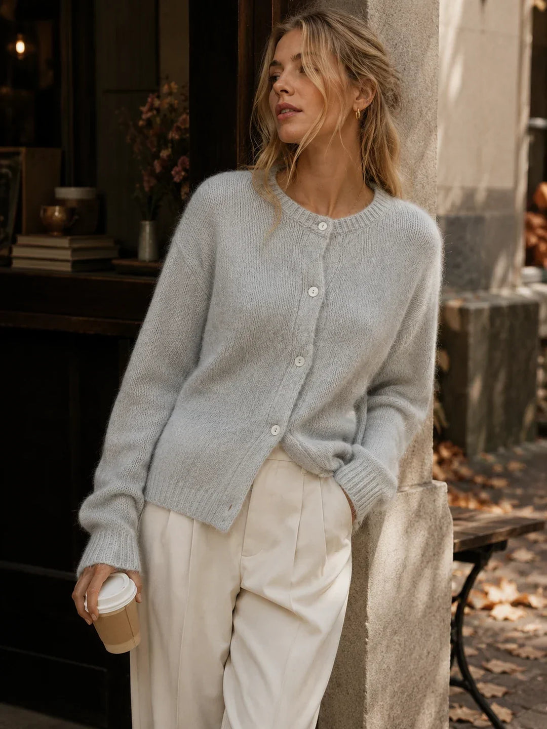 Ilyra – Vorn geknöpfte Strickjacke