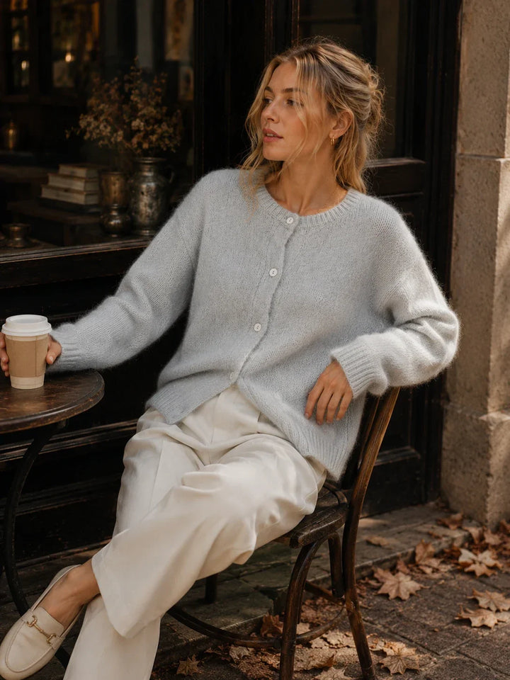 Ilyra – Vorn geknöpfte Strickjacke