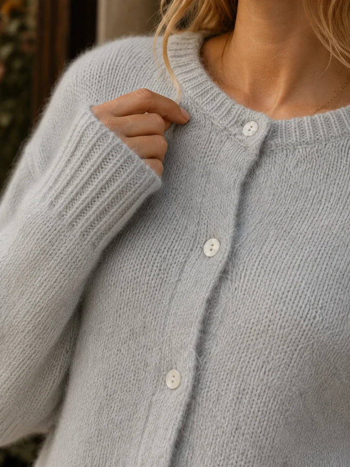 Ilyra – Vorn geknöpfte Strickjacke