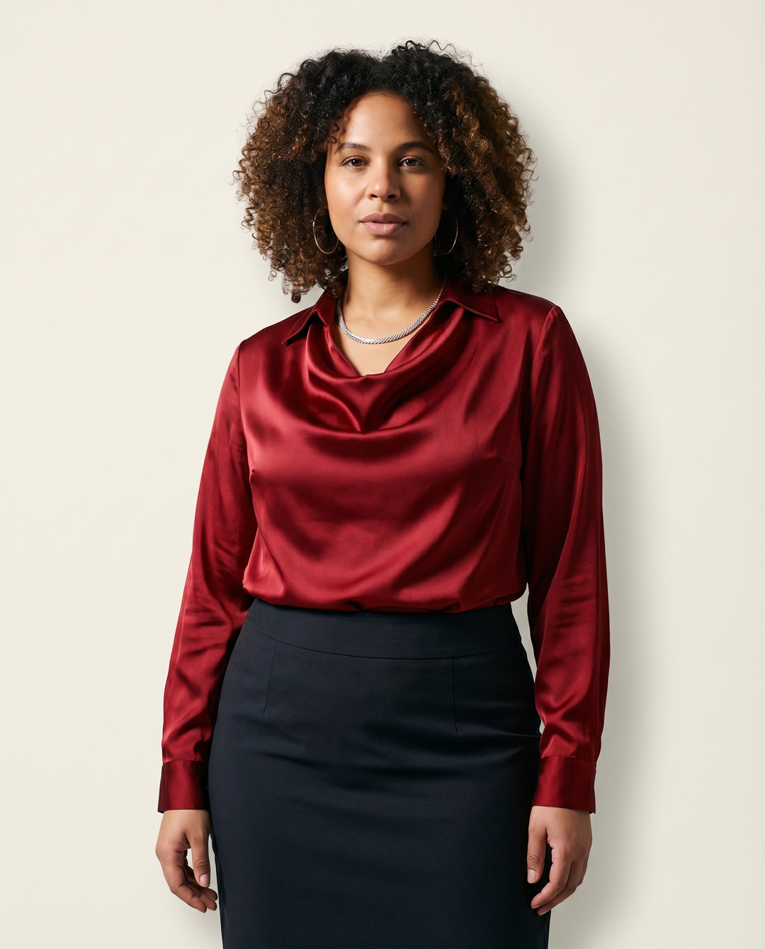 Drapierte Satinbluse mit Kragen